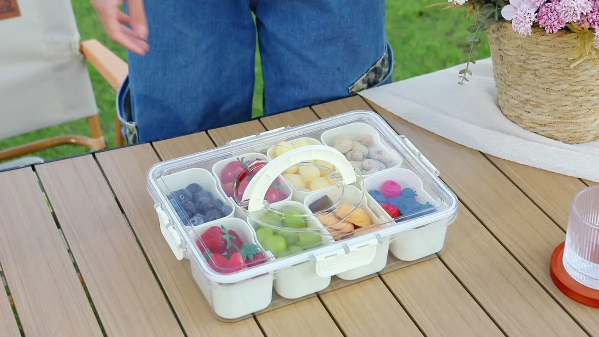 Snackle Box listo en una mesa de madera en el jardín